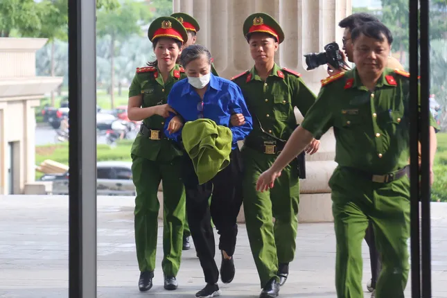 Cựu Bí thư Tỉnh ủy Hoàng Thị Thúy Lan bị tuyên phạt 14 năm tù, Chủ tịch Tập đoàn Phúc Sơn 30 năm tù - Ảnh 1