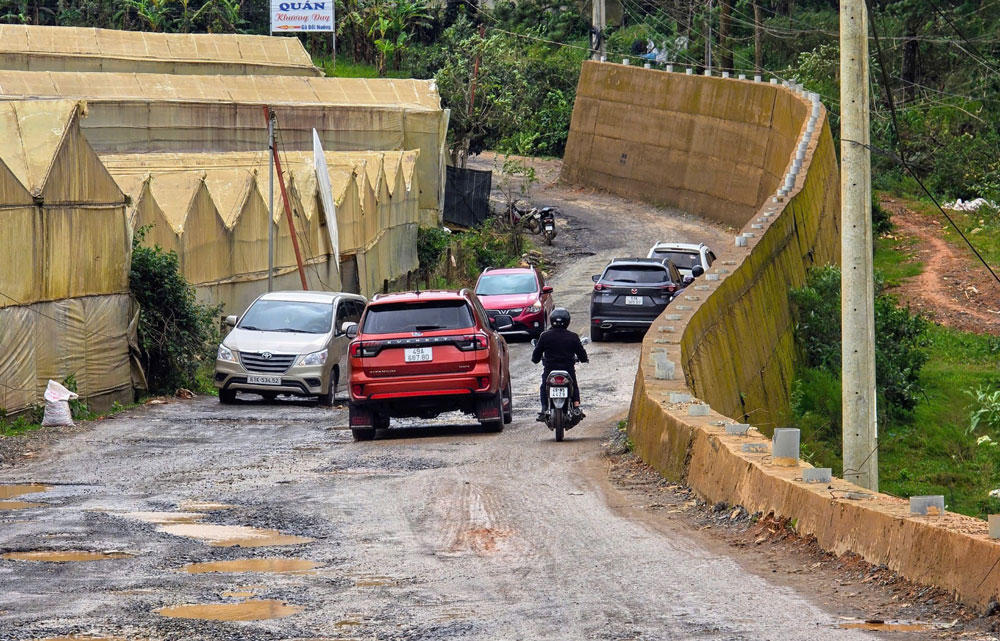 Khổ sở với con đường gần 9 km làm 2 năm chưa xong - Ảnh 1