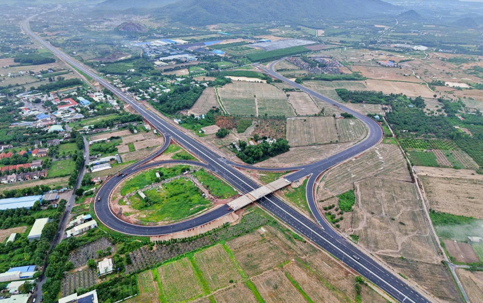 Cả thị trường địa ốc phía Đông Tp.HCM trở lại chặng đua cuối năm: Hạ tầng bám sát tiến độ, doanh nghiệp tận dụng thời cơ tăng tốc sản phẩm - Ảnh 1