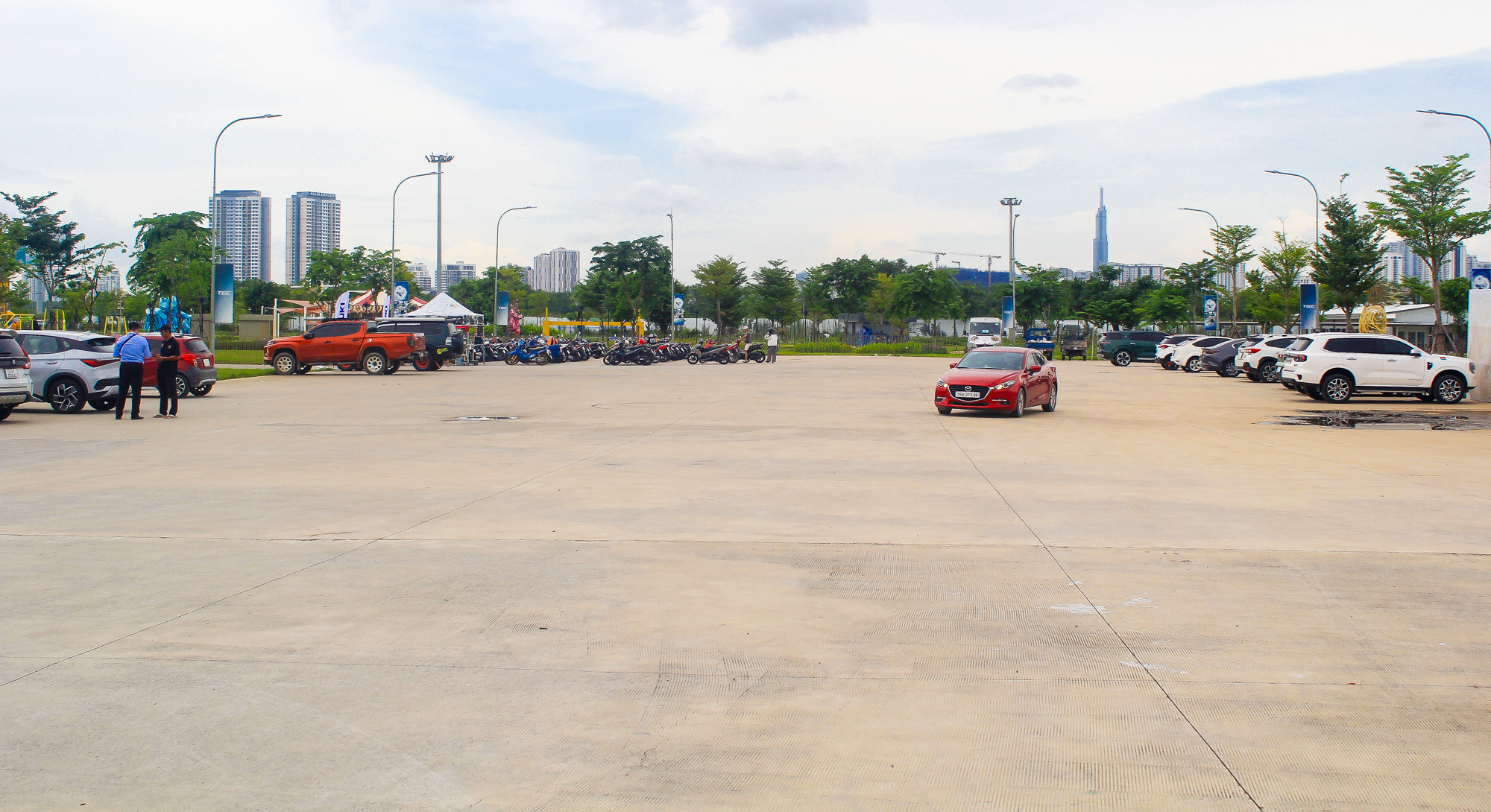 Khu đô thị có bãi đỗ xe rộng bằng công viên Đầm Sen, quảng trường chứa được 40.000 người - Ảnh 3