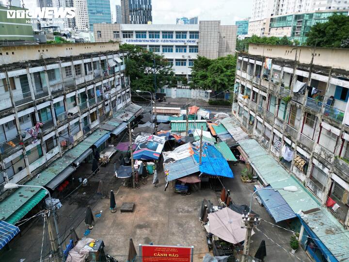 'Mắc kẹt' trong chung cư cũ đầy rẫy hiểm nguy - Ảnh 2