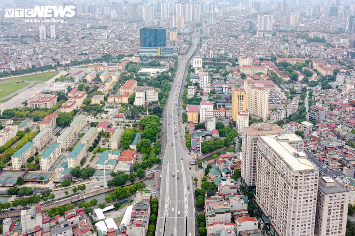 Giá chung cư Hà Nội liên tục 'phi mã', cách nào để ghìm cương? - Ảnh 1