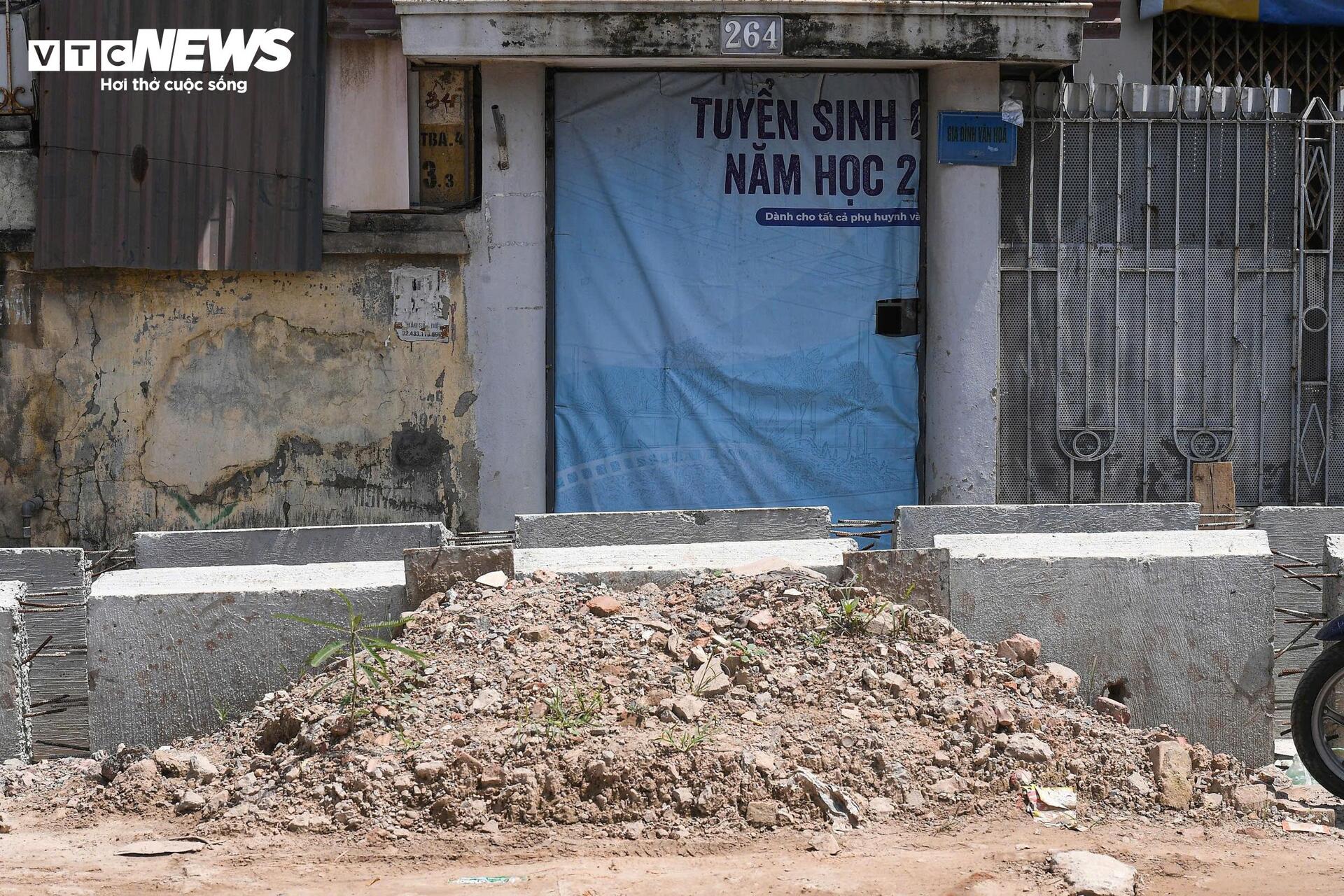 Làm đường cao hơn nền nhà cả mét, dân bắc cầu mới 'ngoi' được ra ngoài - Ảnh 12