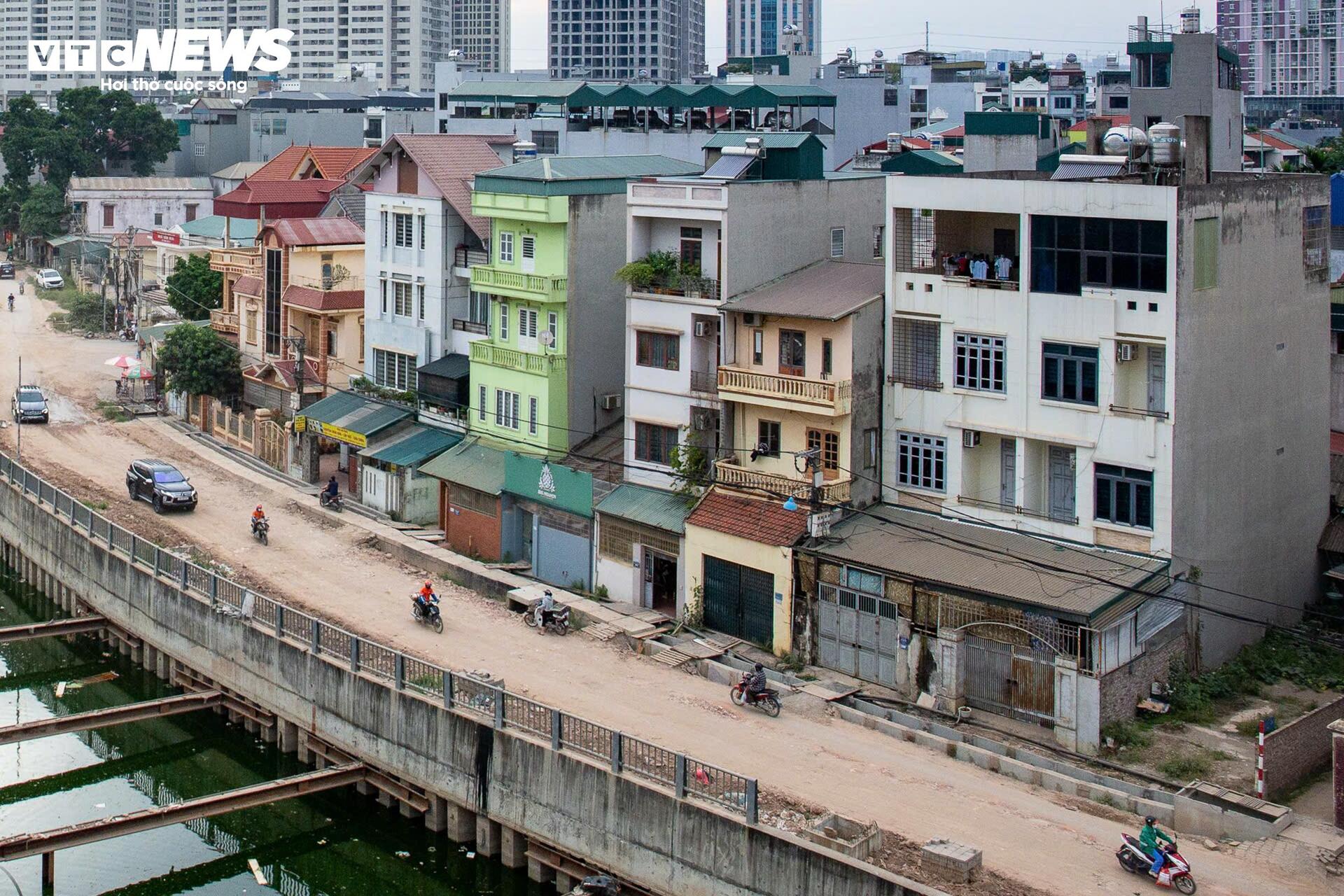 Làm đường cao hơn nền nhà cả mét, dân bắc cầu mới 'ngoi' được ra ngoài - Ảnh 2
