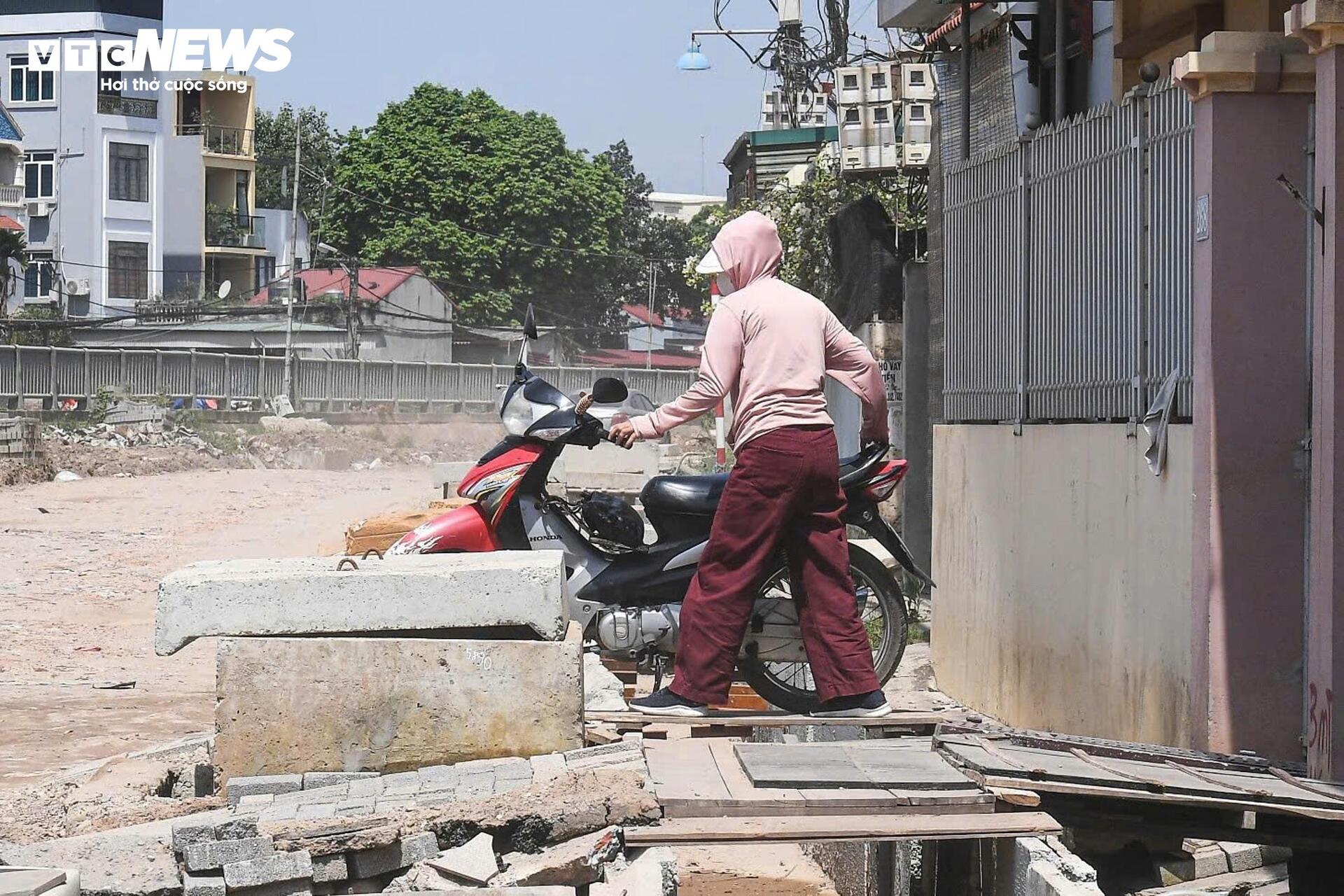 Làm đường cao hơn nền nhà cả mét, dân bắc cầu mới 'ngoi' được ra ngoài - Ảnh 10