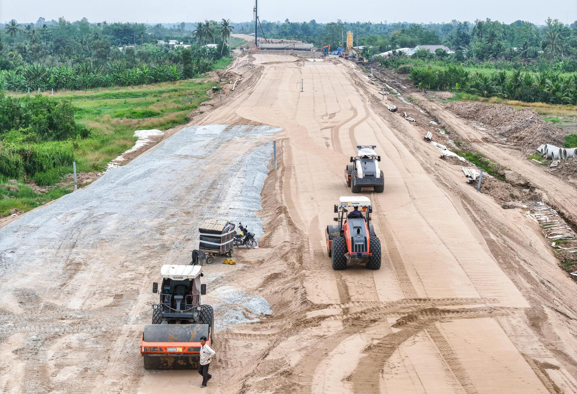 200 mũi thi công, 950 thiết bị, hơn 2.100 kỹ sư, công nhân, quyết tâm hoàn thành dự án 27.500 tỷ đồng vào cuối năm nay theo chỉ đạo của Thủ tướng - Ảnh 1