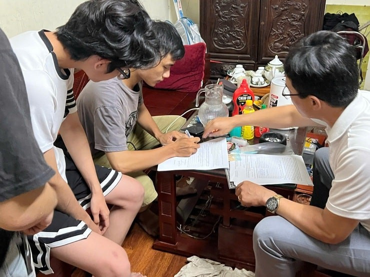 Di dời gấp nhiều hộ dân khỏi khu tập thể nguy hiểm bậc nhất Hà Nội trước khi bão về - Ảnh 2