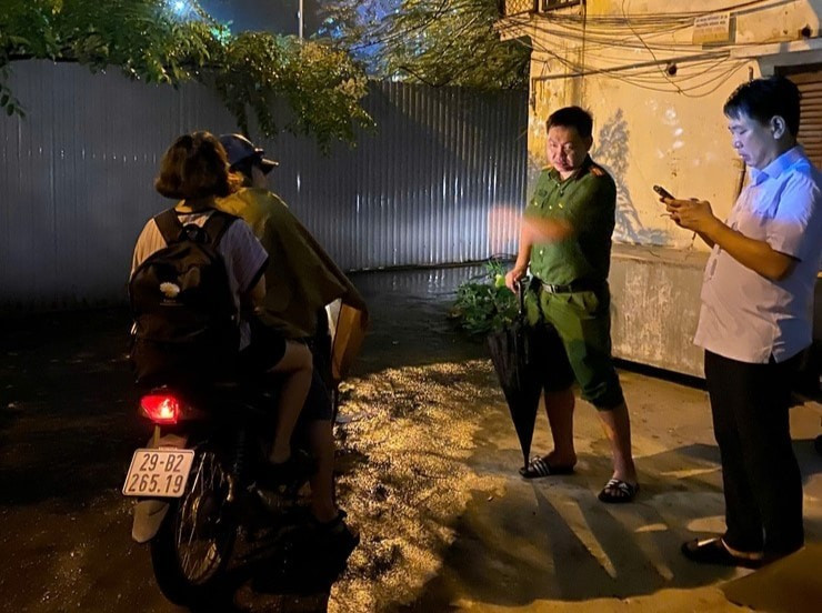 Di dời gấp nhiều hộ dân khỏi khu tập thể nguy hiểm bậc nhất Hà Nội trước khi bão về - Ảnh 1