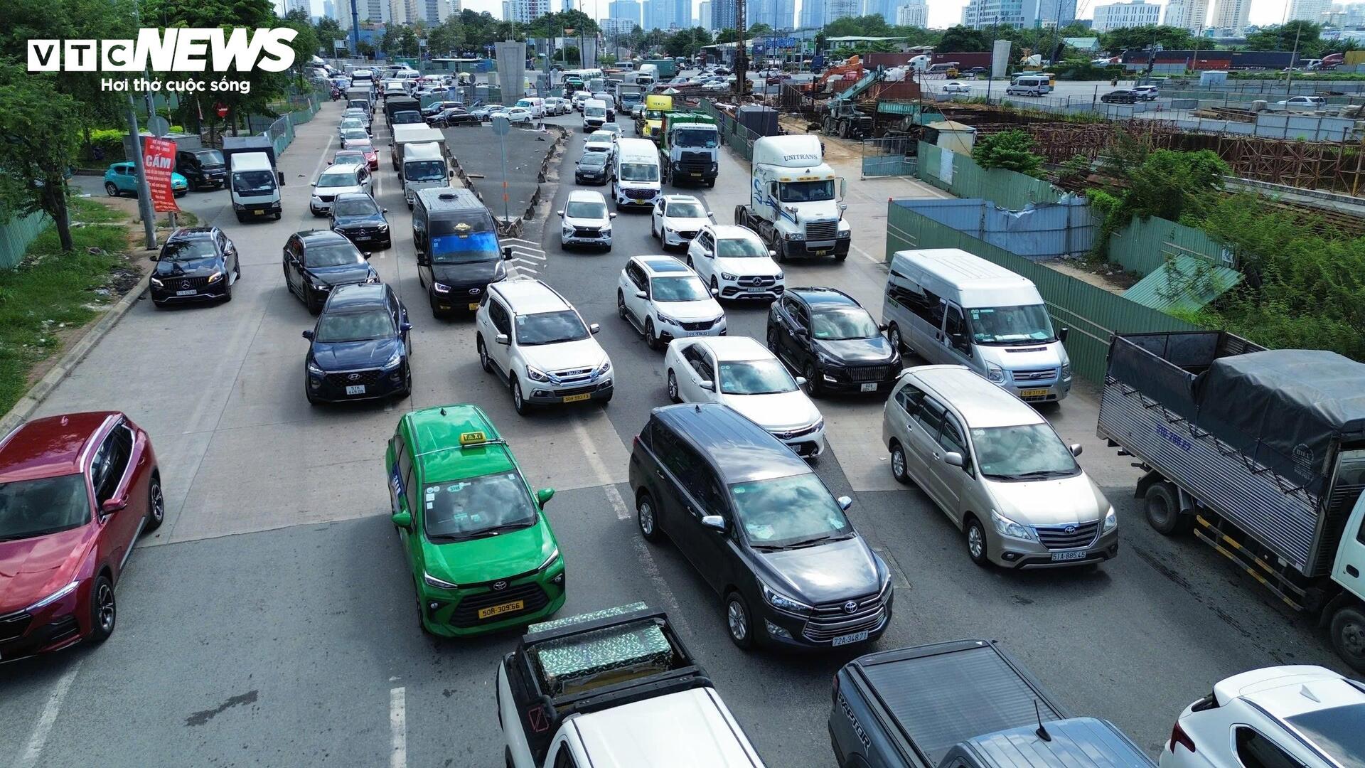 Ùn tắc nhiều giờ từ nút giao An Phú lên cao tốc TP.HCM - Dầu Giây - Ảnh 2