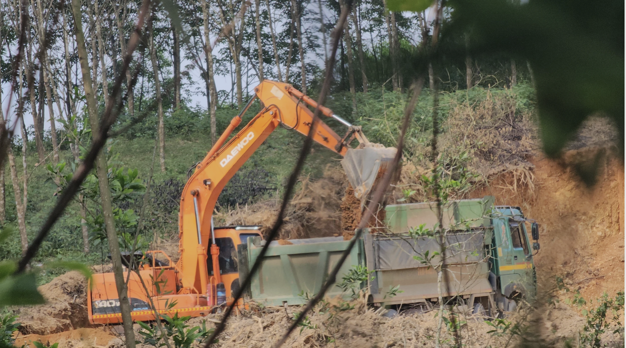 Khai thác đất lậu trong khu dân cư, bị phạt gần 200 triệu đồng - Ảnh 1
