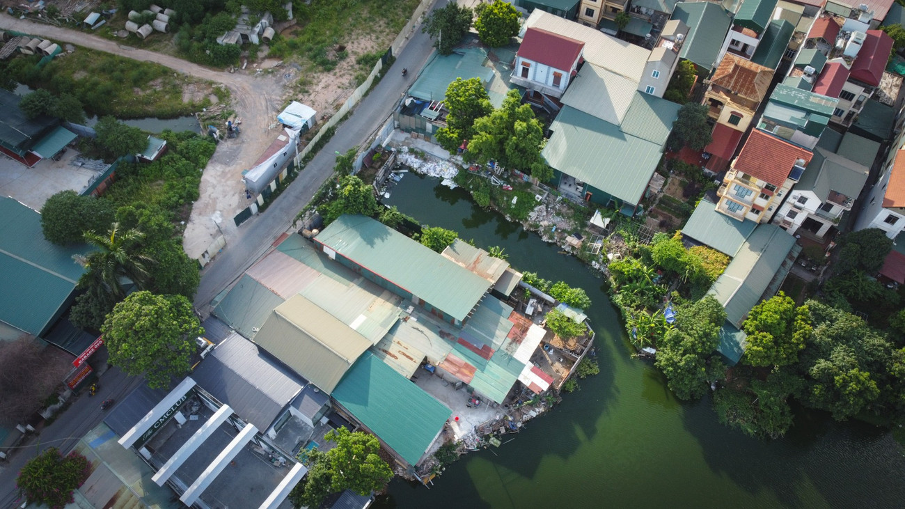 Cận cảnh hồ 25.000m2 ở Hà Nội bị lấn chiếm, xây dựng trái phép - Ảnh 9