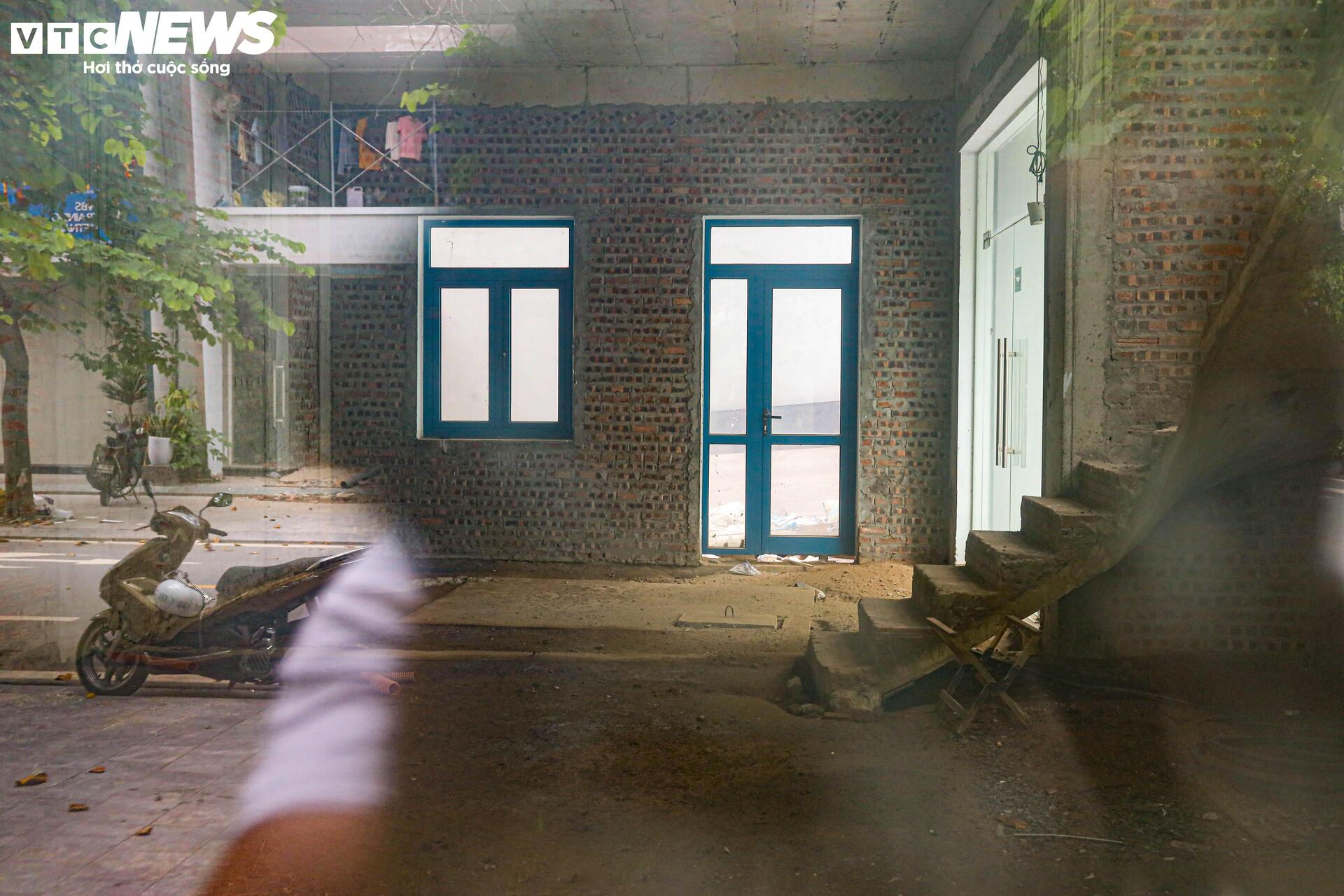 Shophouse giá chục tỷ đóng cửa im ỉm, hóa 'phố không người' trên đất vàng Hà Nội - Ảnh 13