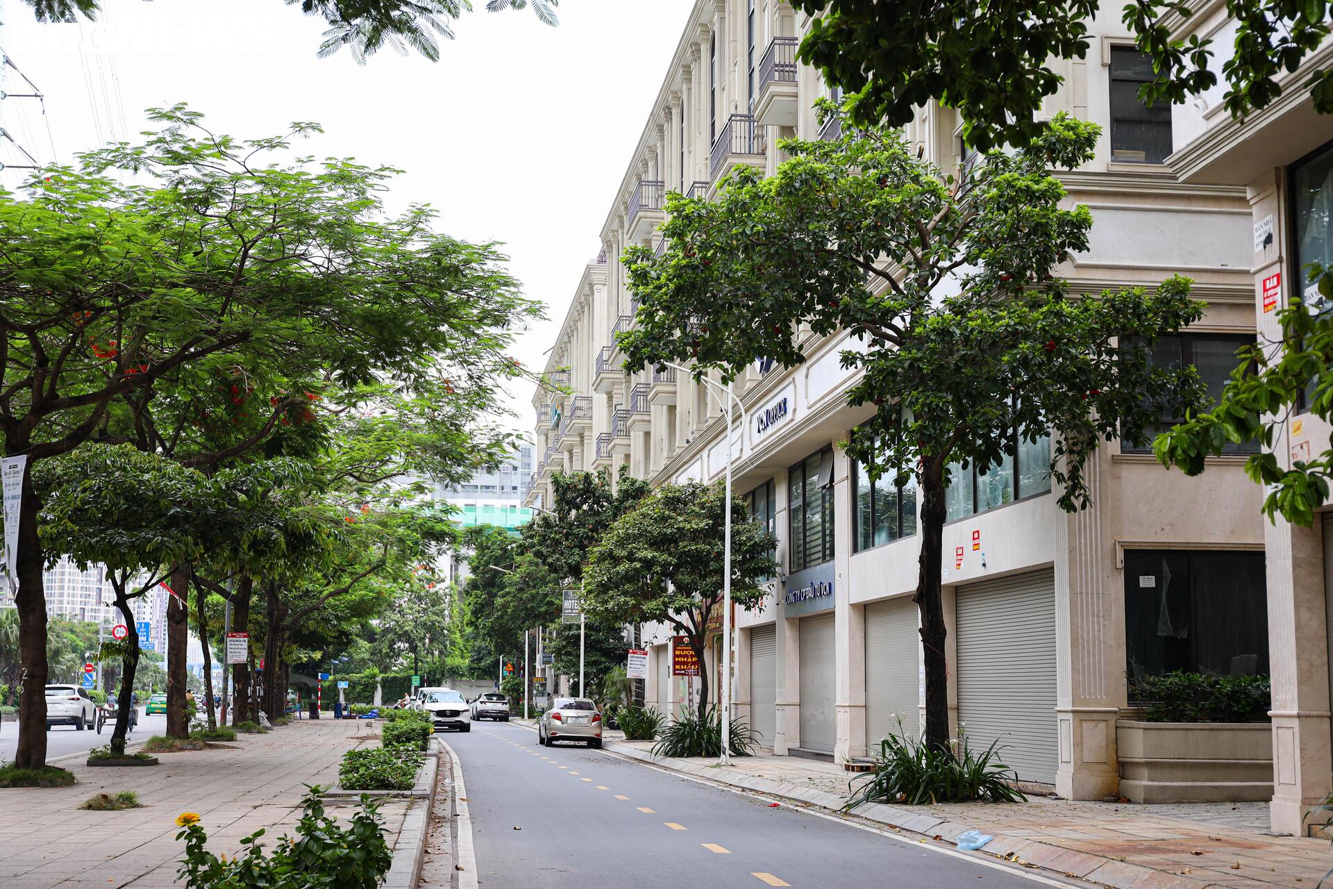 Shophouse giá chục tỷ đóng cửa im ỉm, hóa 'phố không người' trên đất vàng Hà Nội - Ảnh 1