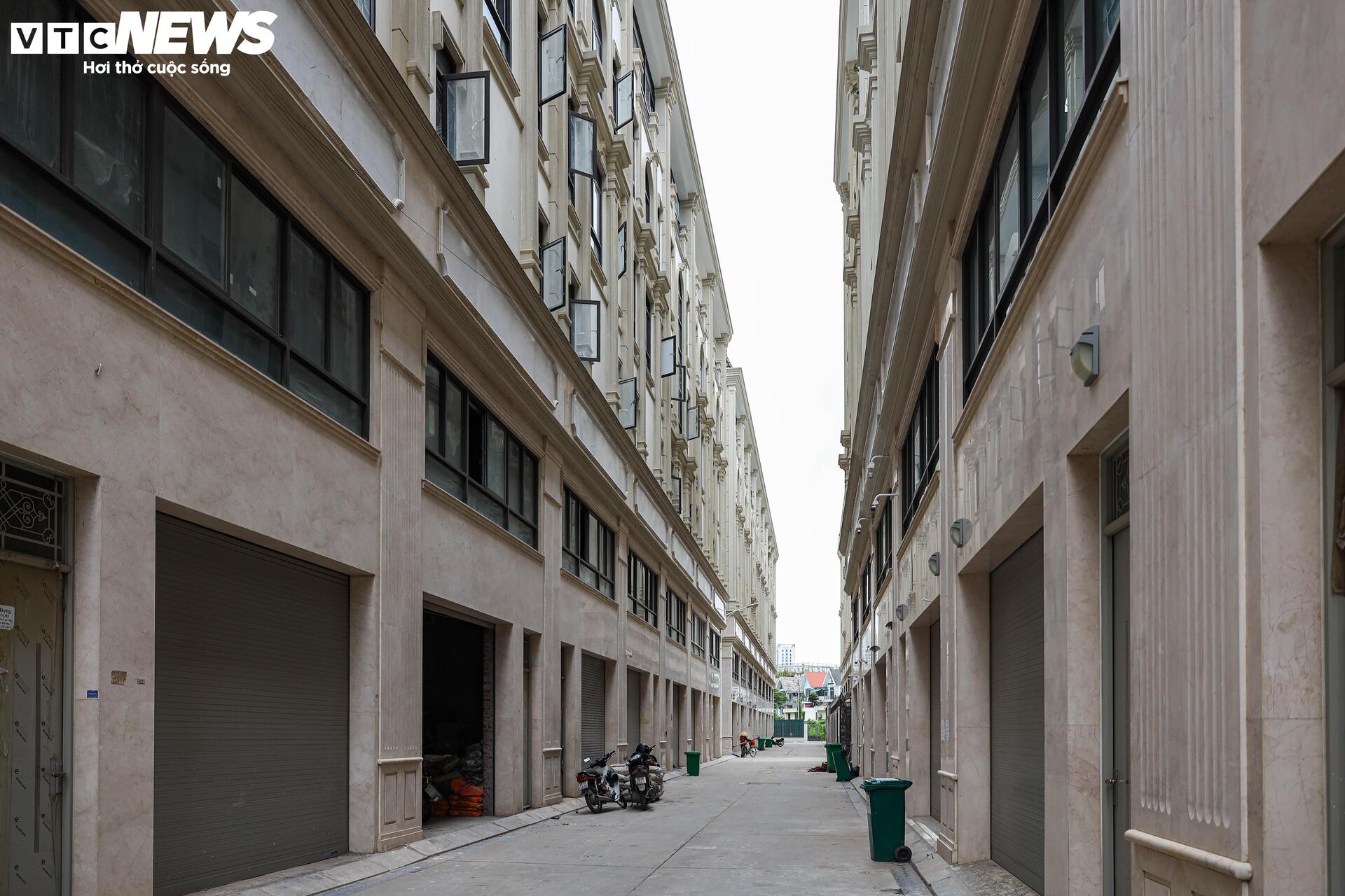 Shophouse giá chục tỷ đóng cửa im ỉm, hóa 'phố không người' trên đất vàng Hà Nội - Ảnh 6
