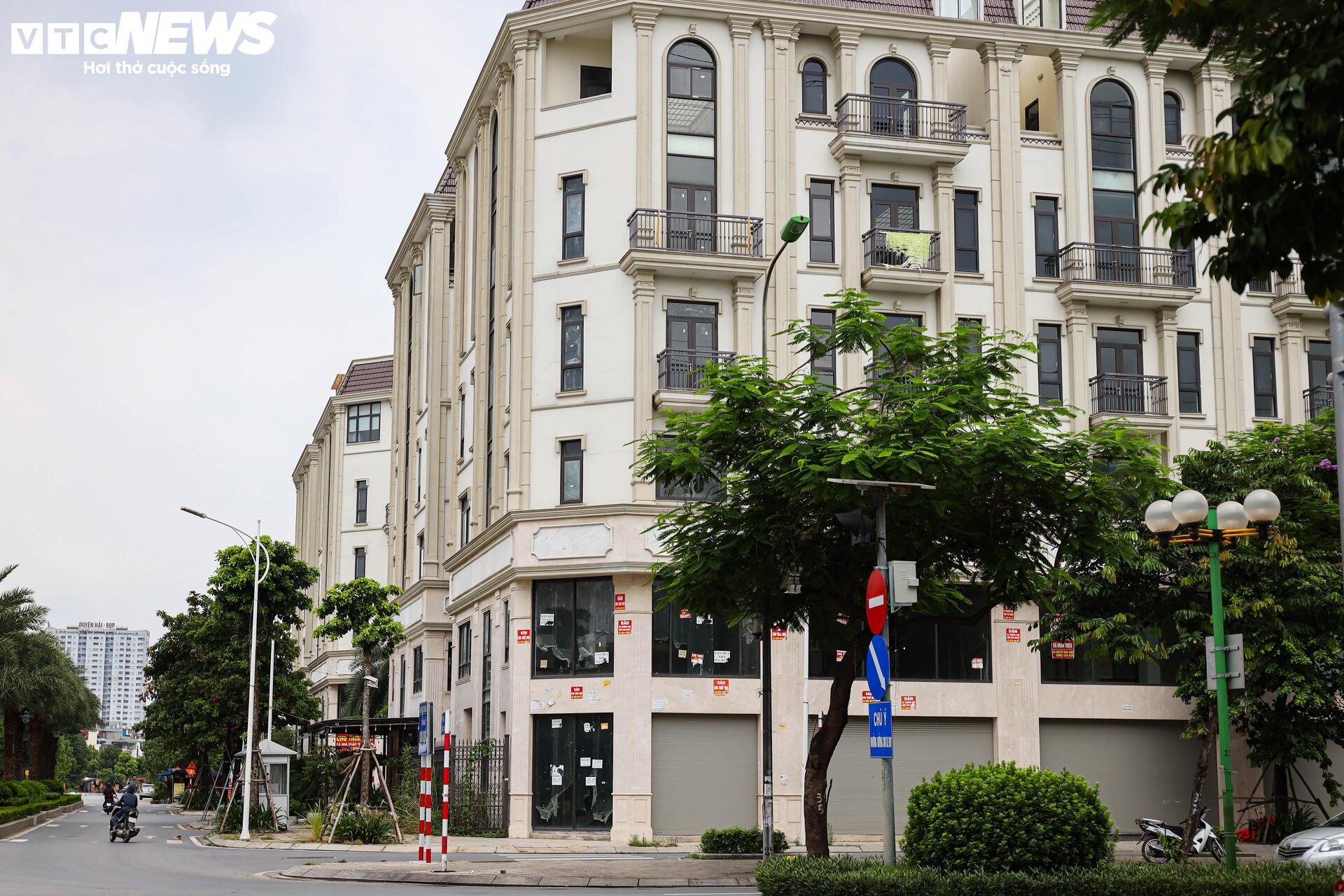 Shophouse giá chục tỷ đóng cửa im ỉm, hóa 'phố không người' trên đất vàng Hà Nội - Ảnh 2