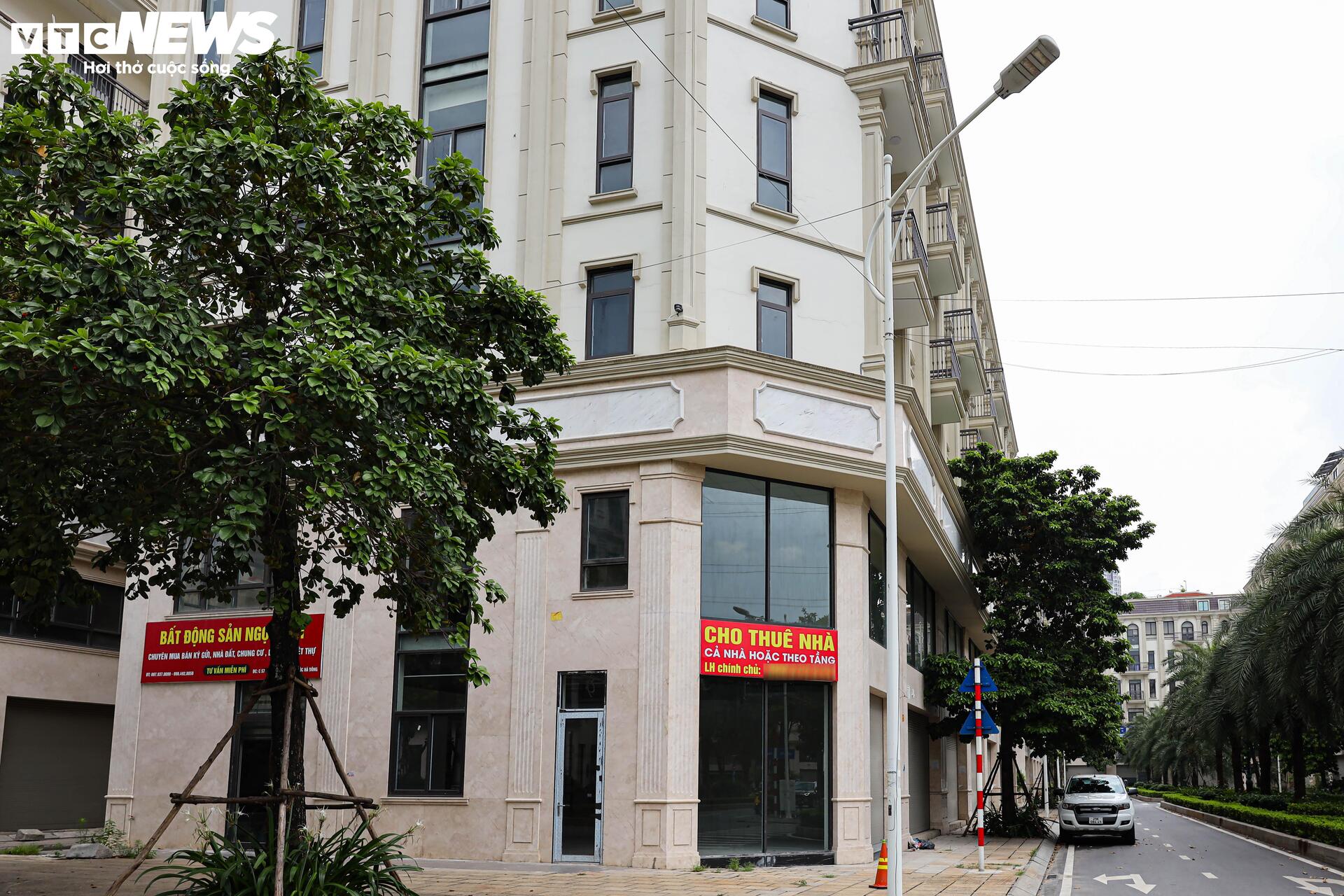Shophouse giá chục tỷ đóng cửa im ỉm, hóa 'phố không người' trên đất vàng Hà Nội - Ảnh 8