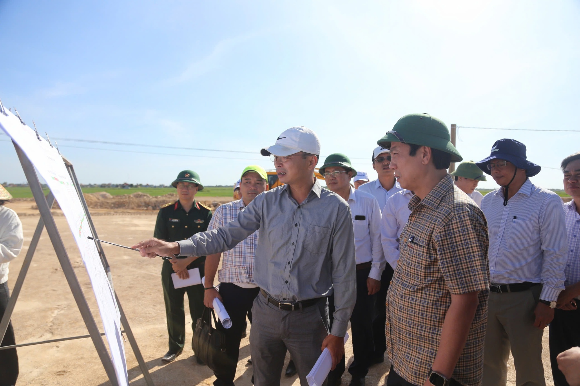 Kiểm tra các dự án ven biển, lãnh đạo tỉnh Quảng Trị đề cập vấn đề nhiều người quan tâm - Ảnh 1