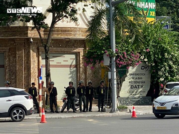 Công an Thanh Hoá khám xét căn biệt thự của trùm giang hồ Ý 'ẻng' - Ảnh 3
