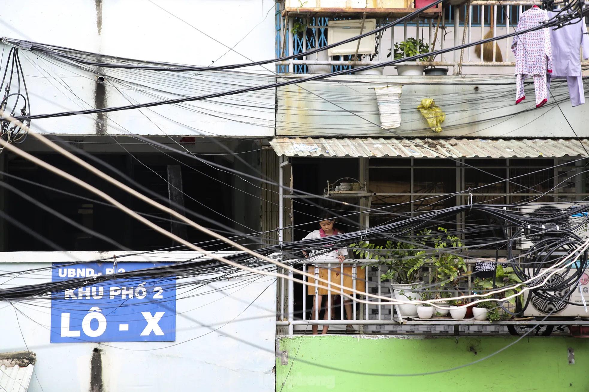 'Chuồng cọp' giăng tầng, khung sắt cố định 'bóp nghẹt' lối thoát ở chung cư TPHCM - Ảnh 12