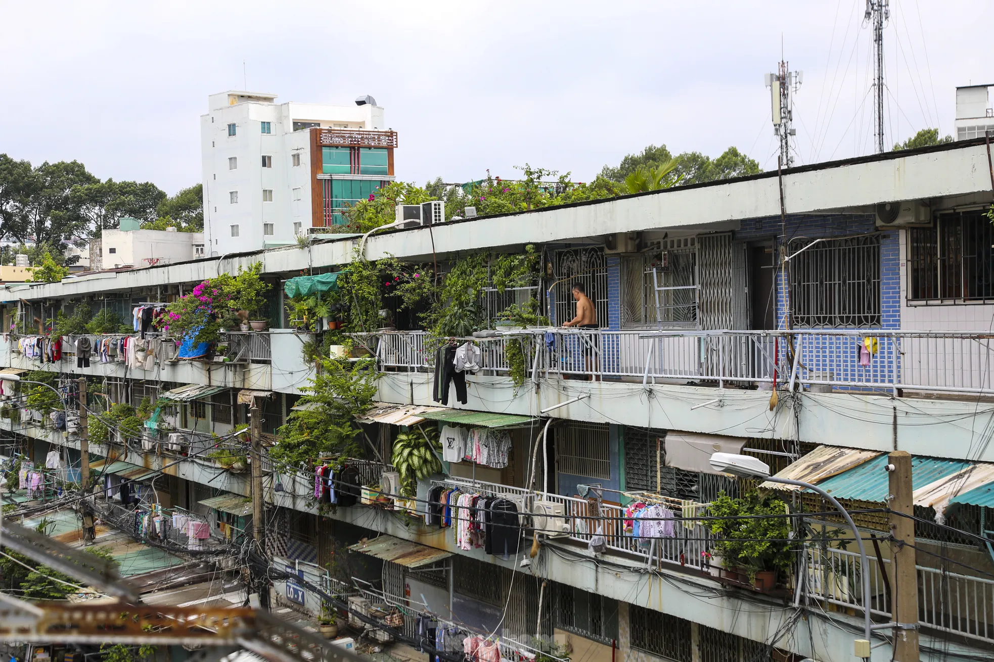 'Chuồng cọp' giăng tầng, khung sắt cố định 'bóp nghẹt' lối thoát ở chung cư TPHCM - Ảnh 9