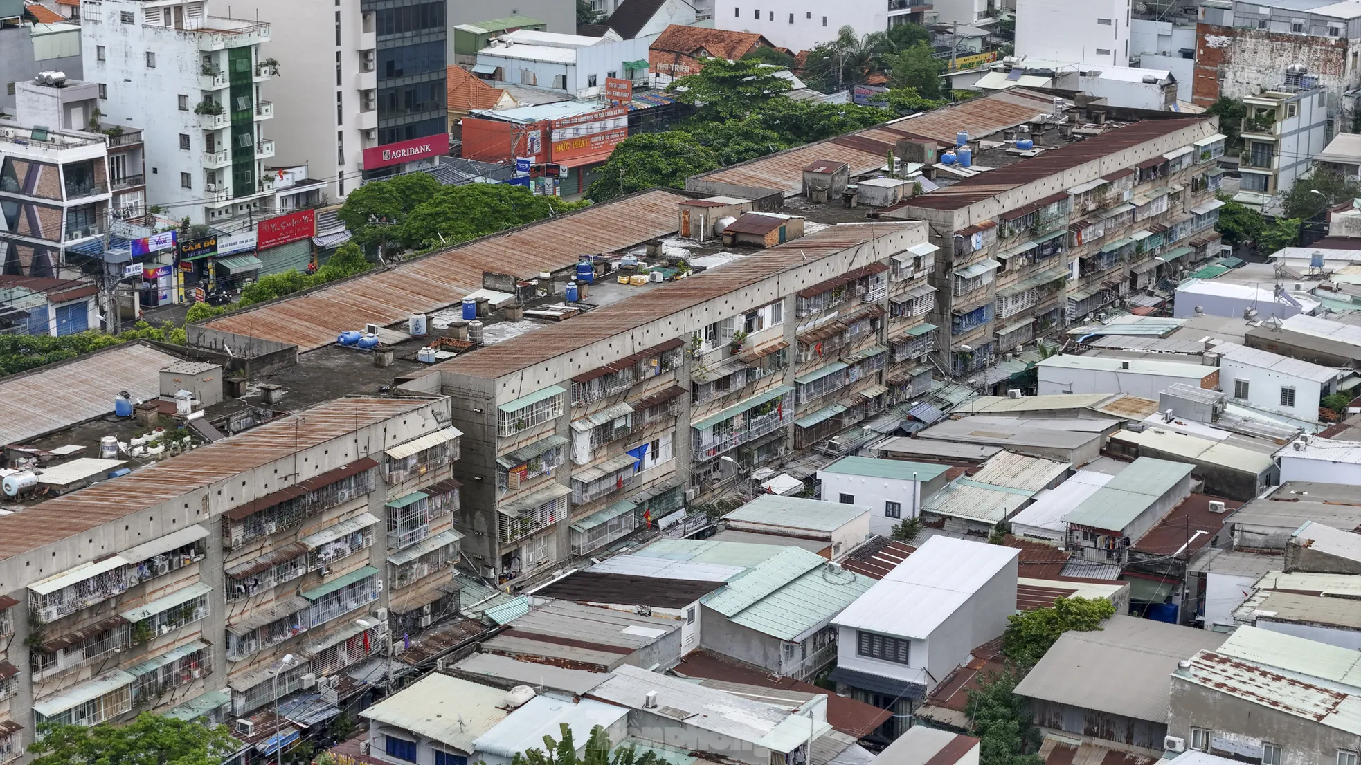 'Chuồng cọp' giăng tầng, khung sắt cố định 'bóp nghẹt' lối thoát ở chung cư TPHCM - Ảnh 1