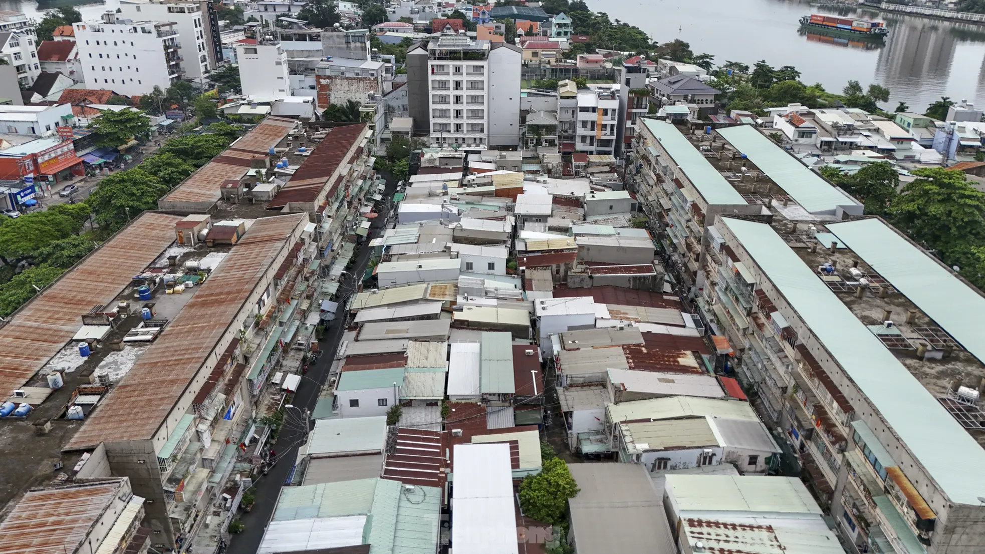 'Chuồng cọp' giăng tầng, khung sắt cố định 'bóp nghẹt' lối thoát ở chung cư TPHCM - Ảnh 3