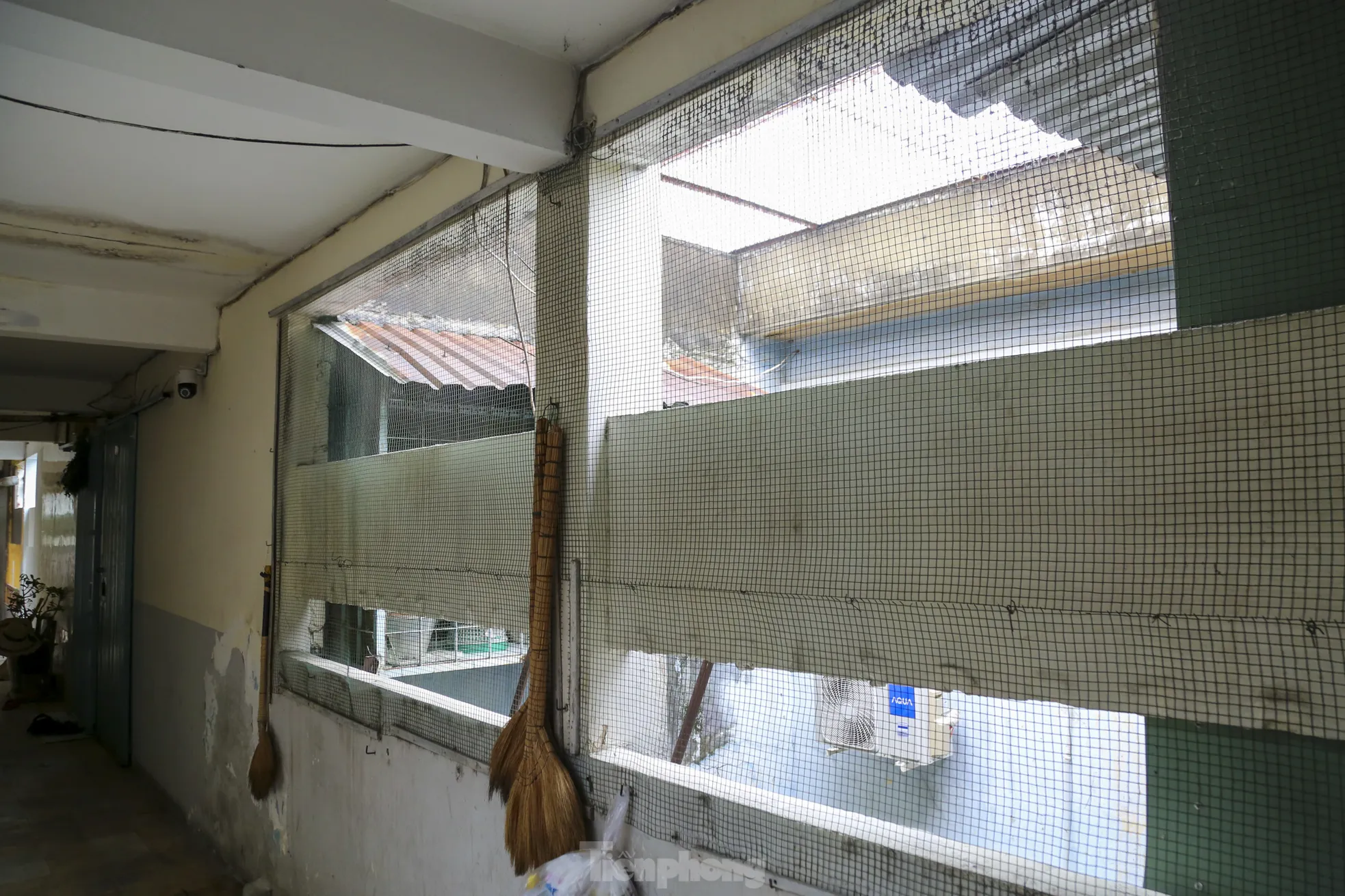 'Chuồng cọp' giăng tầng, khung sắt cố định 'bóp nghẹt' lối thoát ở chung cư TPHCM - Ảnh 7