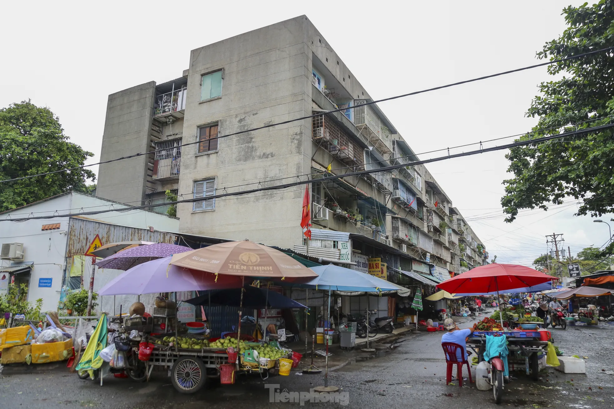 'Chuồng cọp' giăng tầng, khung sắt cố định 'bóp nghẹt' lối thoát ở chung cư TPHCM - Ảnh 8