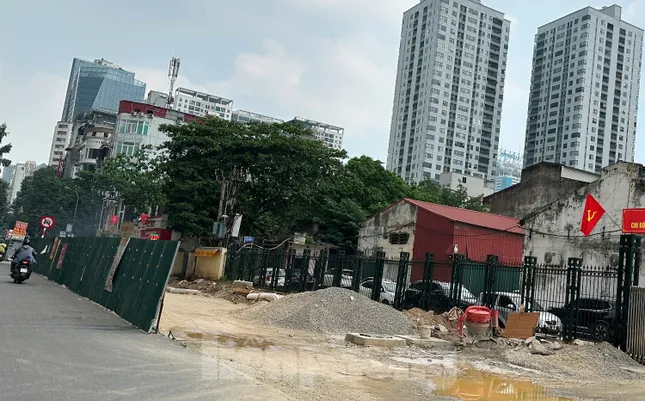Loạt dự án giao thông Hà Nội bất động: Đường kẹt, máy móc ‘ngủ đông’, dân bức xúc - Ảnh 4
