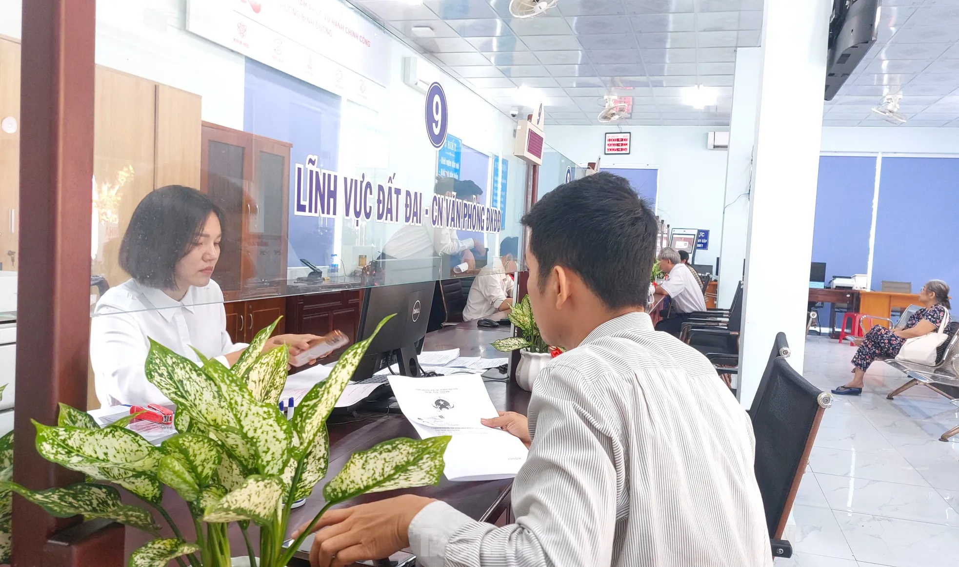 Ngày đầu đến phường Bình Dương làm thủ tục: Rất hài lòng, không phải làm xác nhận tình trạng bất động sản - Ảnh 6