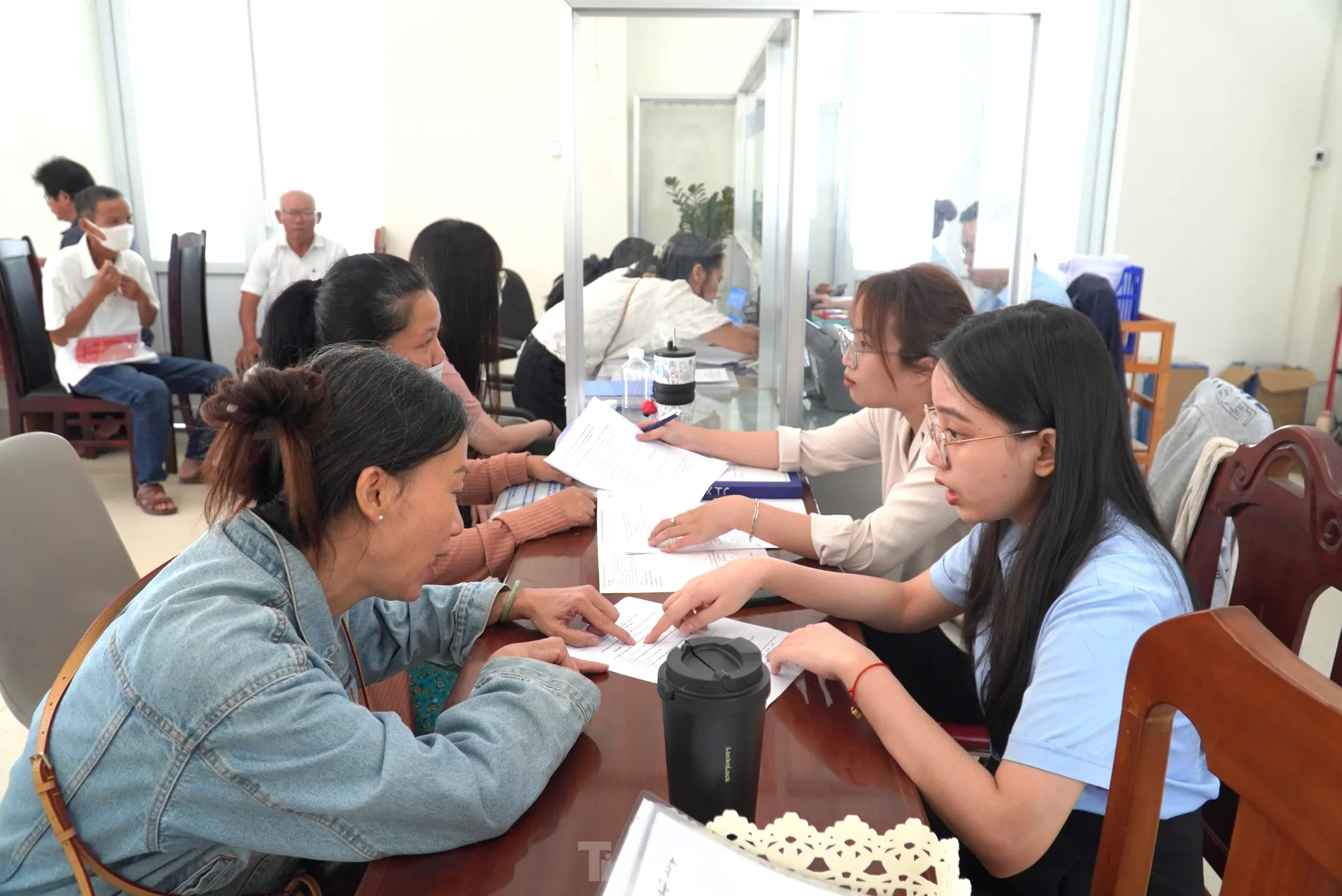 Ngày đi làm thủ tục đất đai ở phường - Ảnh 1