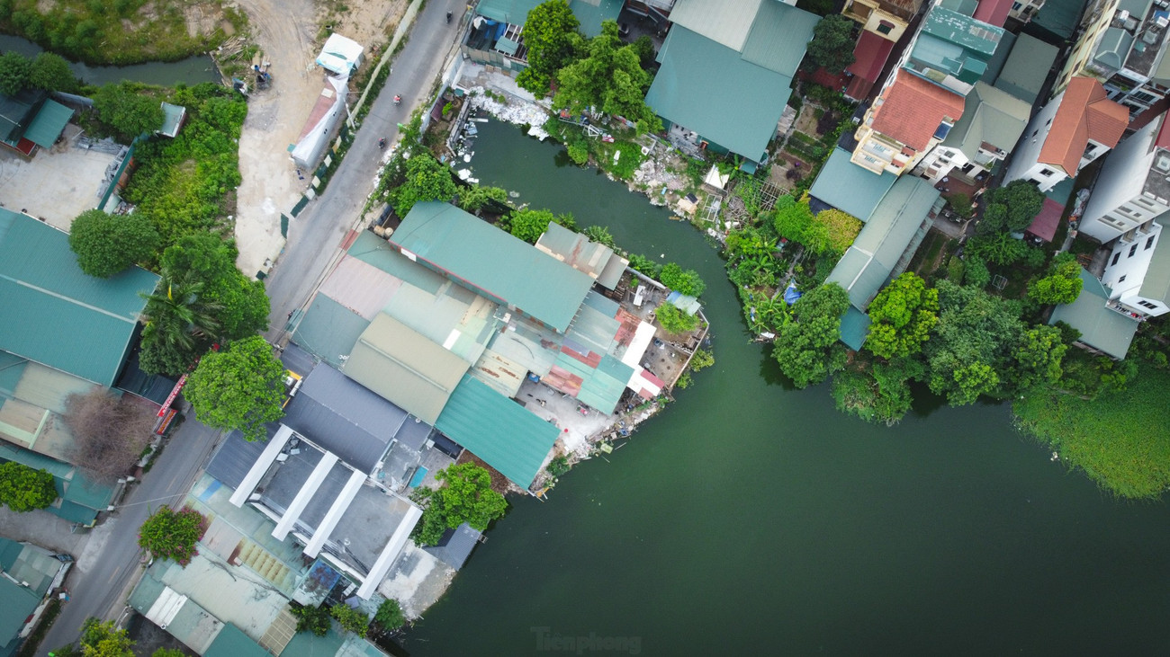 Cận cảnh hồ 25.000m2 ở Hà Nội bị lấn chiếm, xây dựng trái phép - Ảnh 6