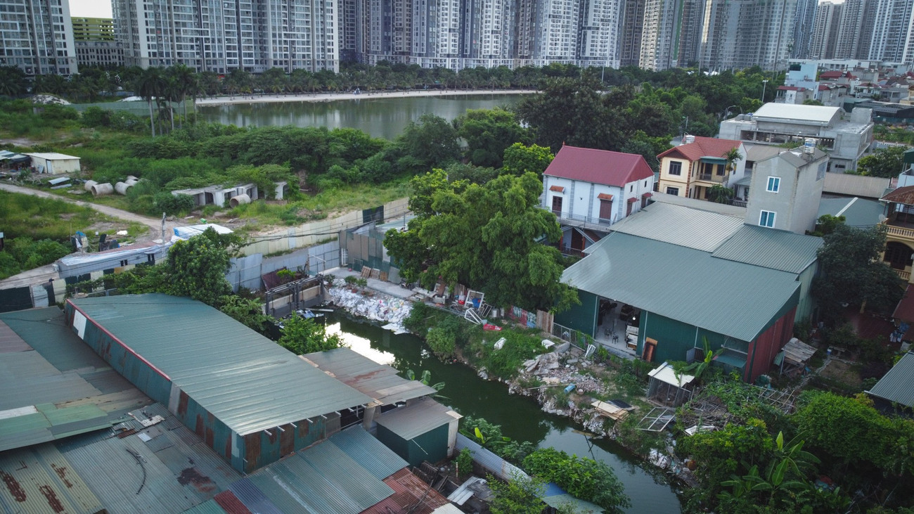 Cận cảnh hồ 25.000m2 ở Hà Nội bị lấn chiếm, xây dựng trái phép - Ảnh 3