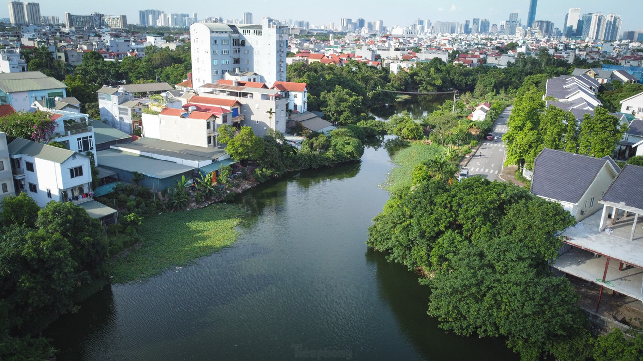Cận cảnh hồ 25.000m2 ở Hà Nội bị lấn chiếm, xây dựng trái phép - Ảnh 7