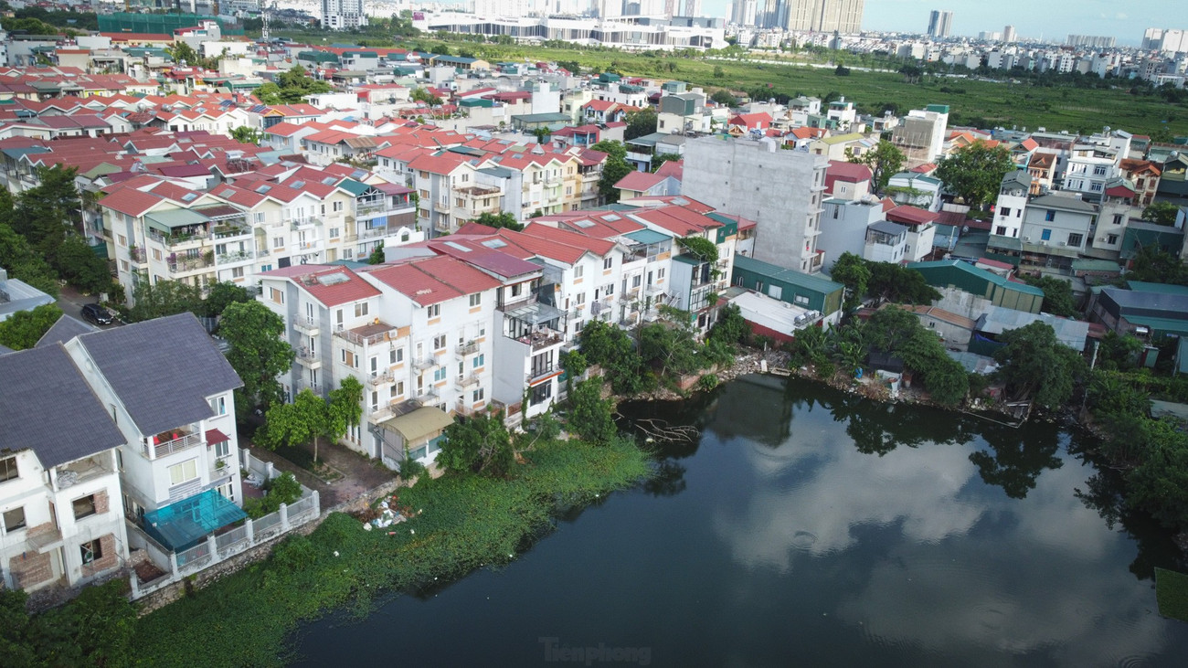 Cận cảnh hồ 25.000m2 ở Hà Nội bị lấn chiếm, xây dựng trái phép - Ảnh 2