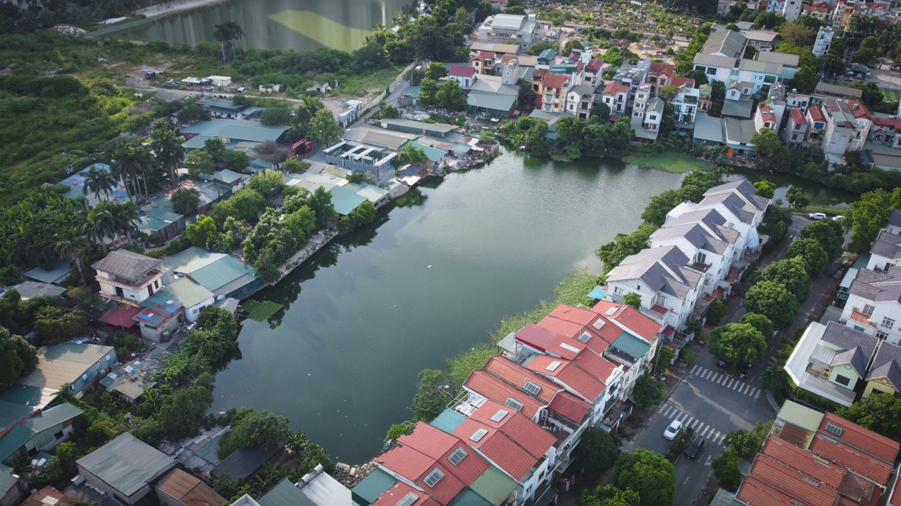 Cận cảnh hồ 25.000m2 ở Hà Nội bị lấn chiếm, xây dựng trái phép - Ảnh 1