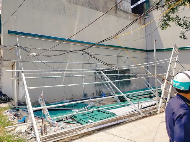 Cưỡng chế loạt công trình kiên cố 'núp bóng' nhà tôn - Ảnh 1