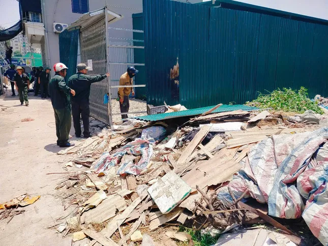 Cưỡng chế loạt công trình kiên cố 'núp bóng' nhà tôn - Ảnh 2