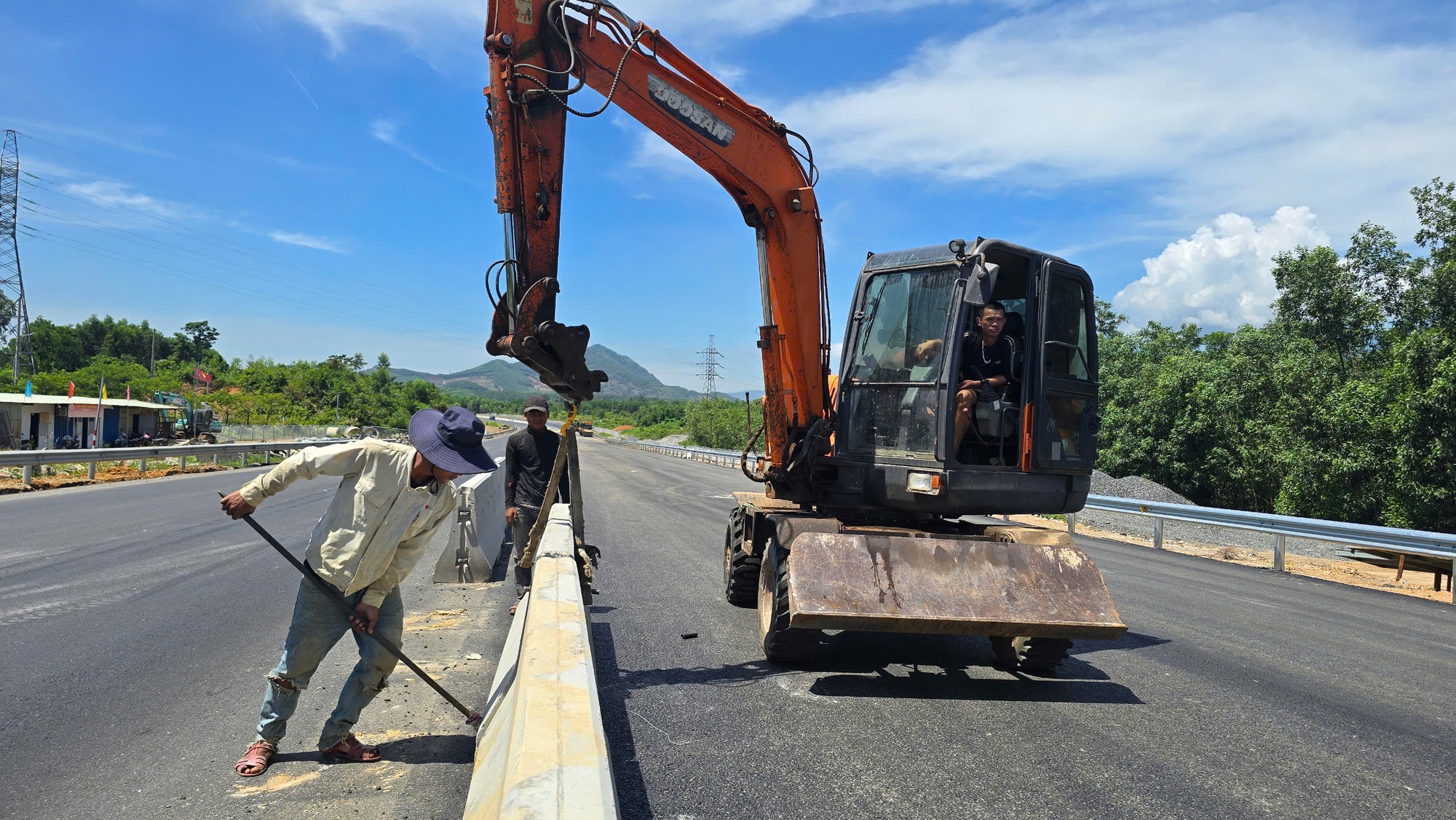 Dân phản ánh thi công cao tốc: Thứ trưởng Bộ Xây dựng có mặt tại hiện trường, chỉ đạo nóng - Ảnh 3