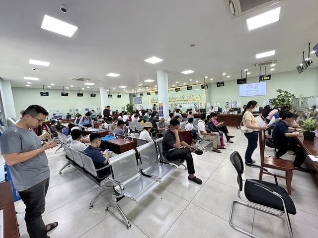 Sau 4 ngày, TP.HCM mới tiếp nhận 11.304 hồ sơ nhà đất - Ảnh 1