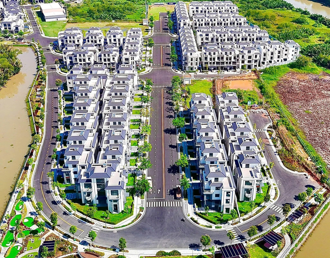 Giá biệt thự ở TPHCM chạm ngưỡng gần 1 tỷ đồng/m2 - Ảnh 2
