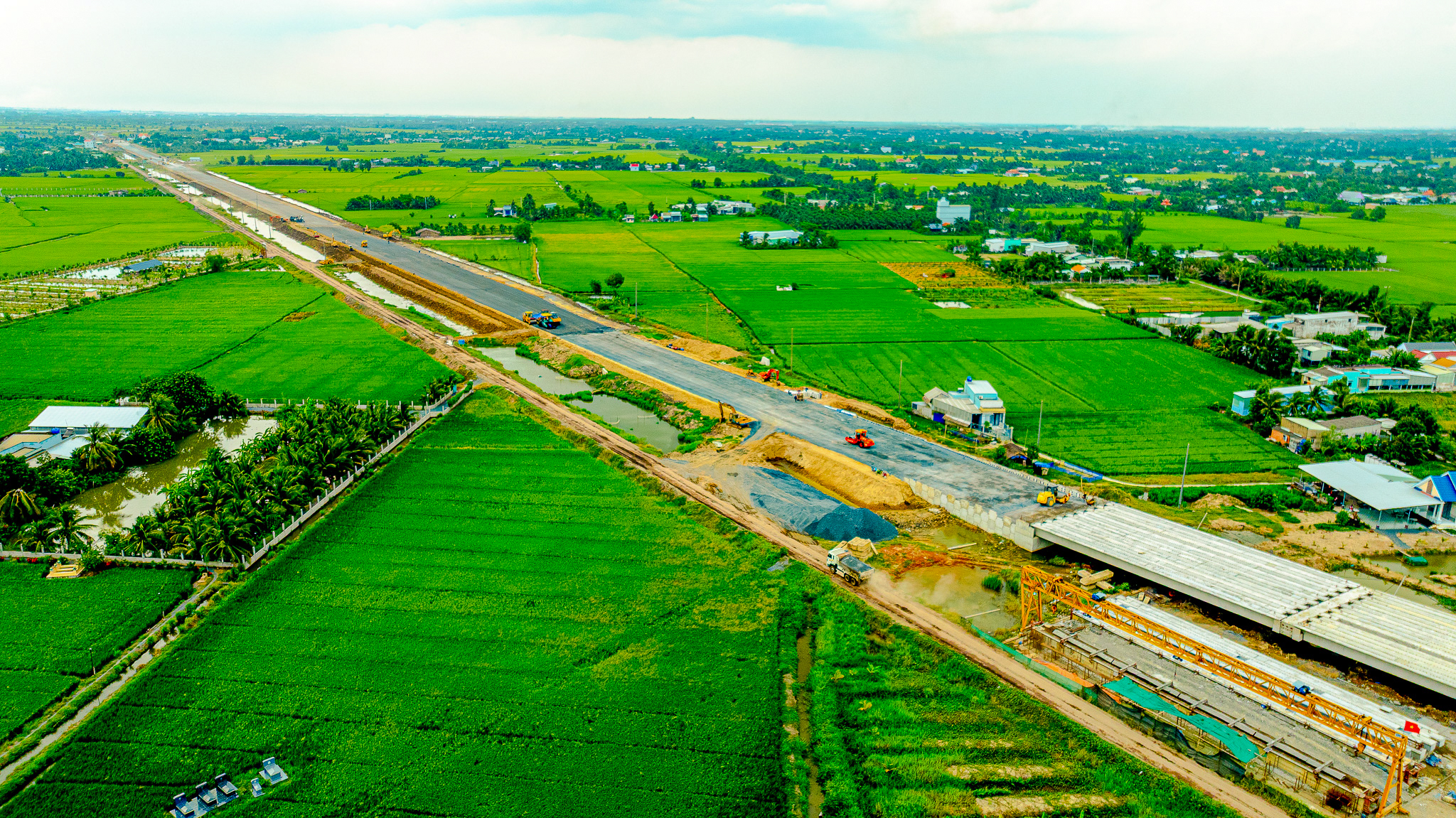 Toàn cảnh đoạn vành đai 3 qua Long An cũ: Đường đang trải nhựa, sắp thông xe...loạt dự án xung quanh cháy hàng, tăng giá - Ảnh 1