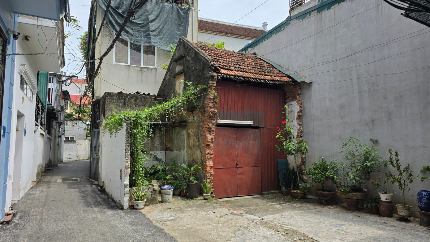 Hà Nội: Nhiều hộ dân sống bất an trong những căn nhà xập xệ nhưng không được xây mới dù có sổ đỏ - Ảnh 5