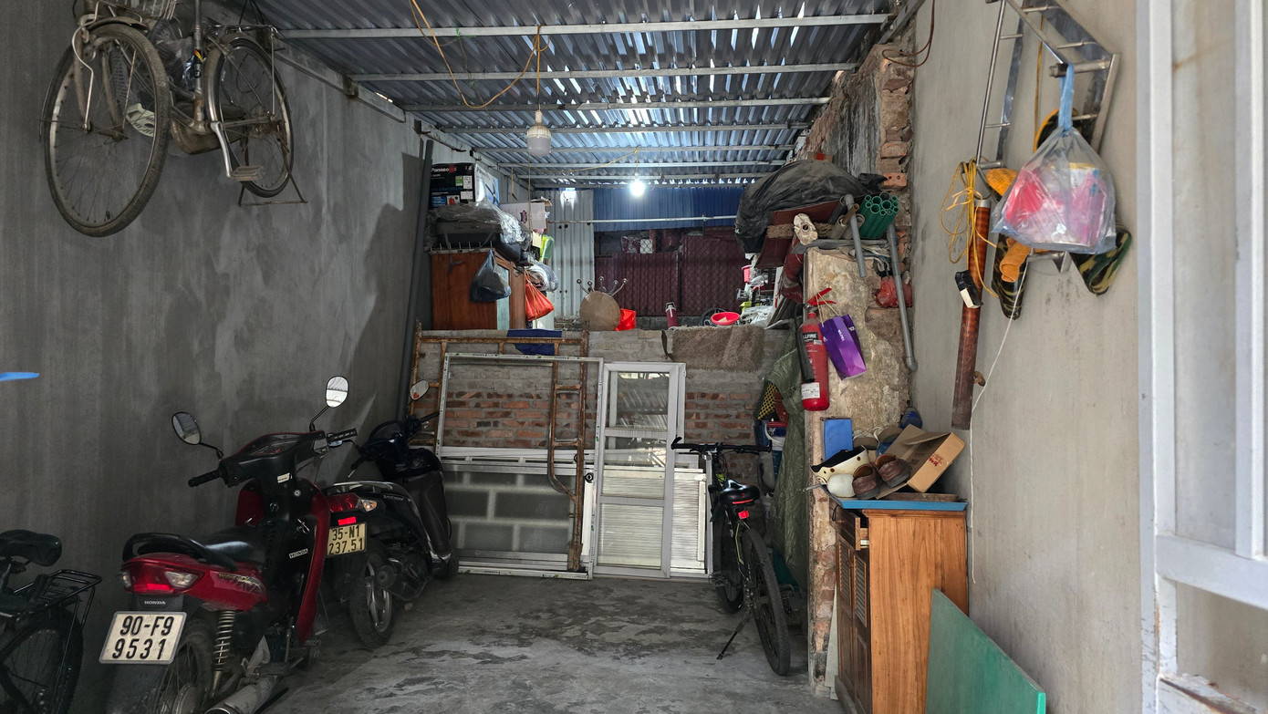 Hà Nội: Nhiều hộ dân sống bất an trong những căn nhà xập xệ nhưng không được xây mới dù có sổ đỏ - Ảnh 12