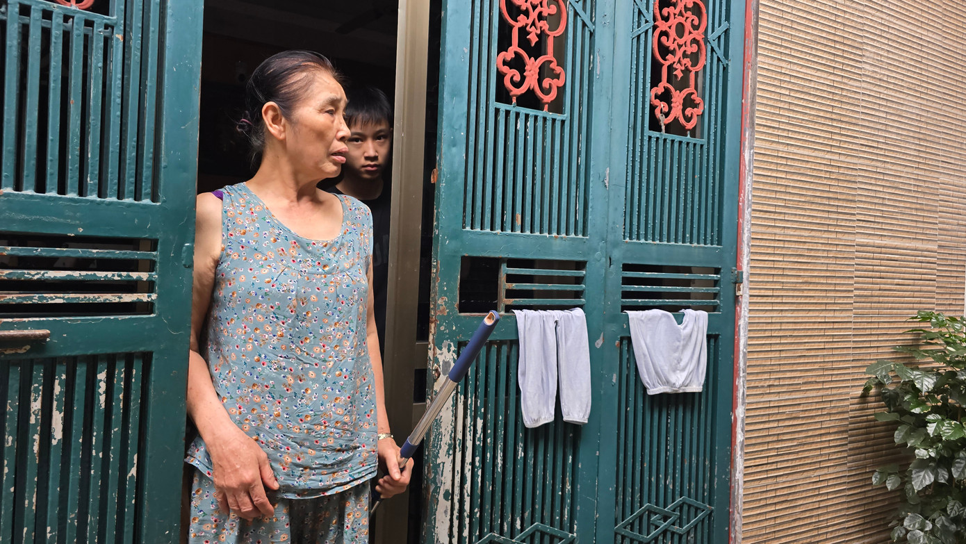 Hà Nội: Nhiều hộ dân sống bất an trong những căn nhà xập xệ nhưng không được xây mới dù có sổ đỏ - Ảnh 13