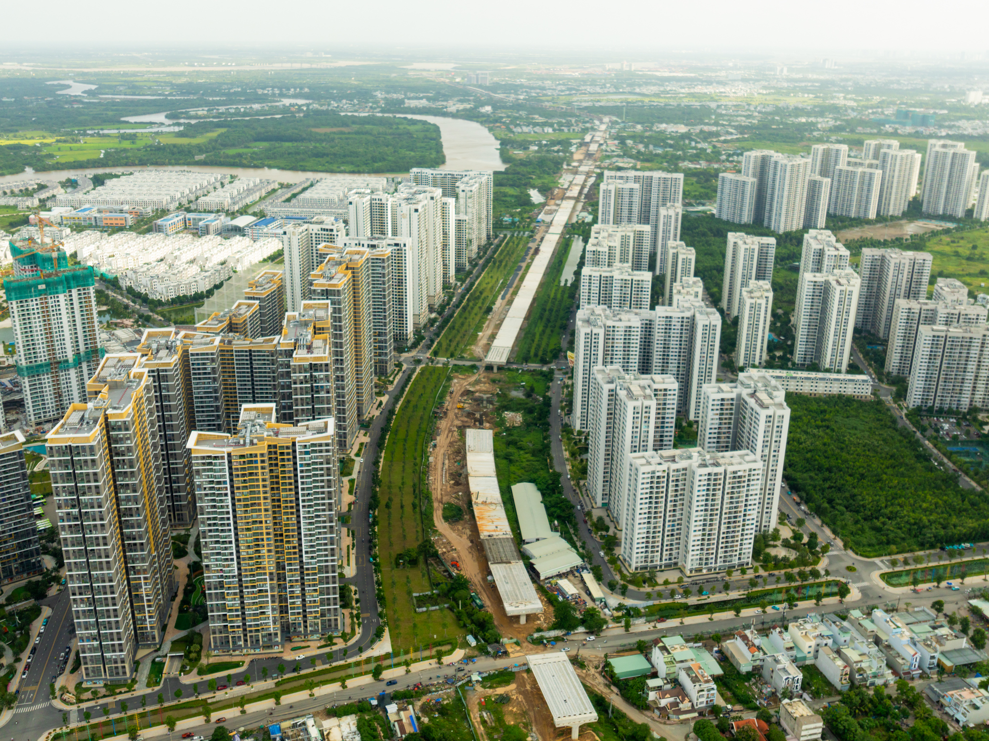 Toàn cảnh đoạn trên cao duy nhất của đường Vành đai 3: Phiến dầm dài như bể bơi liên tục được lắp đặt, sắp chạy xuyên qua đại đô thị của Vinhomes - Ảnh 2