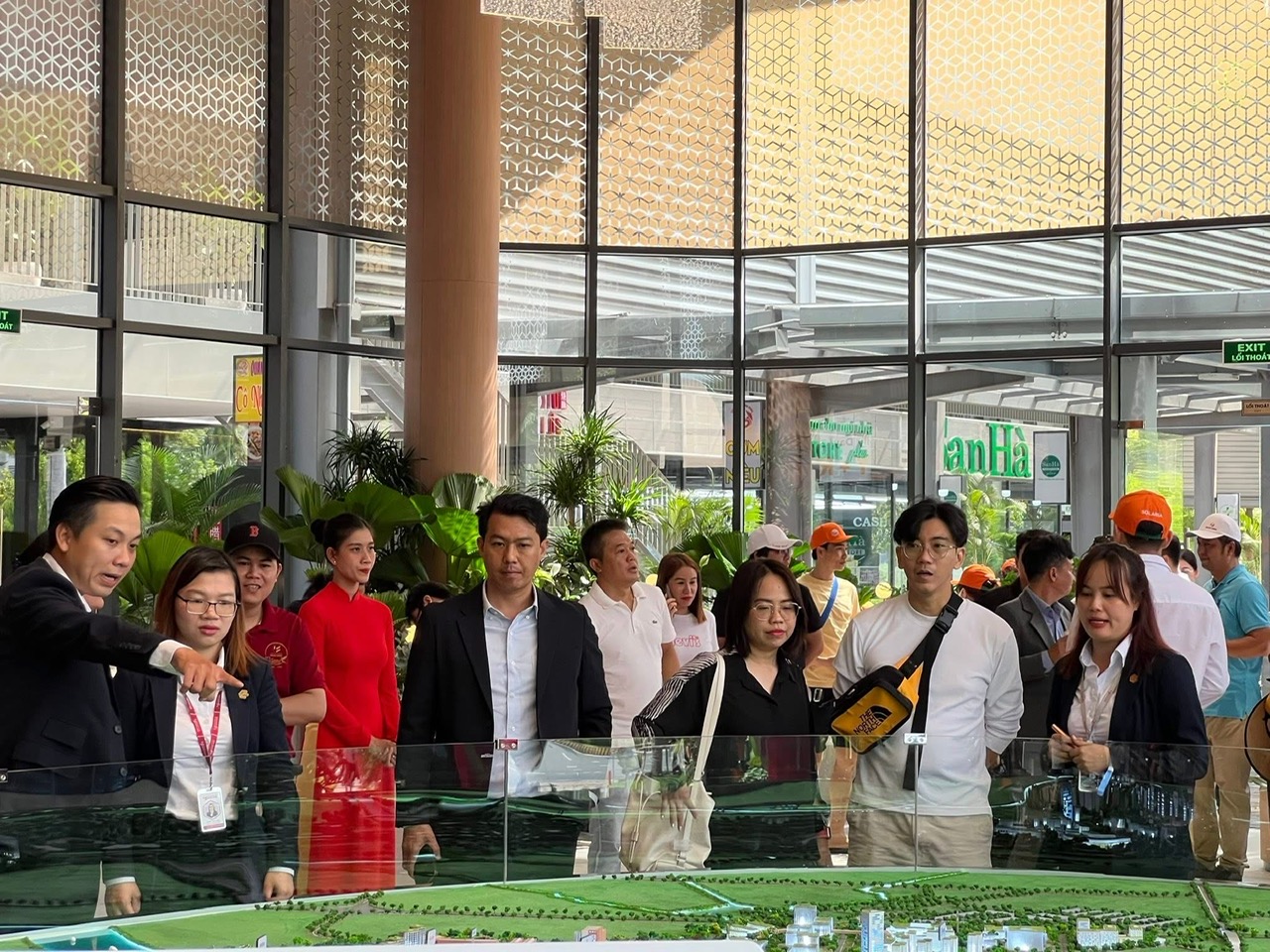 Ecopark, Nam Long, Vinhomes, Prodezi.... đồng loạt ra hàng, thị trường phía Tây Tp.HCM bùng nổ giao dịch - Ảnh 2