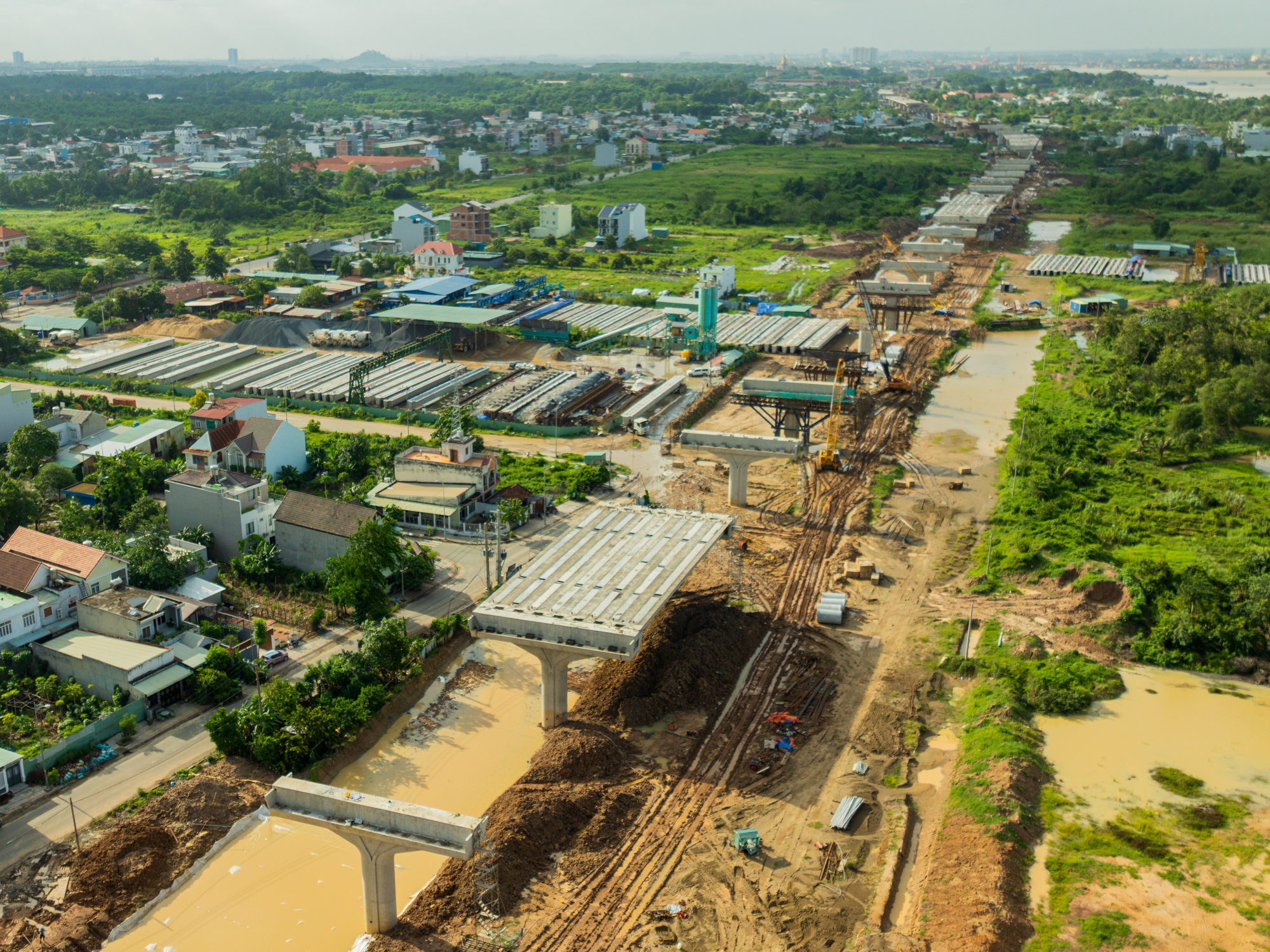 Toàn cảnh đoạn trên cao duy nhất của đường Vành đai 3: Phiến dầm dài như bể bơi liên tục được lắp đặt, sắp chạy xuyên qua đại đô thị của Vinhomes - Ảnh 6