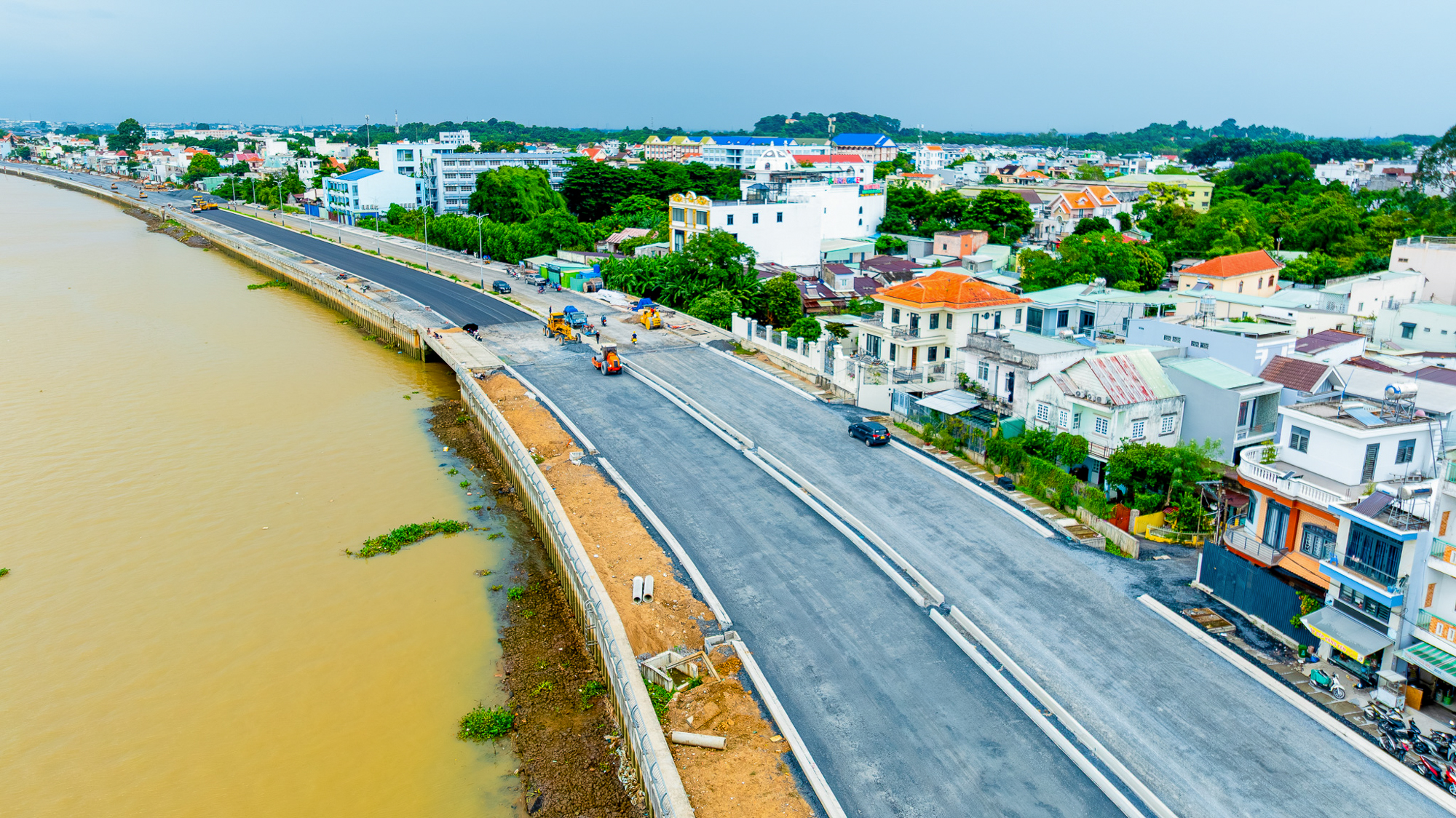 Ngắm đường ven sông trị giá gần 2.000 tỷ sắp thông xe: Cách TP.HCM một cây cầu, đẩy giá đất lên đến 200 triệu đồng/m2 - Ảnh 4