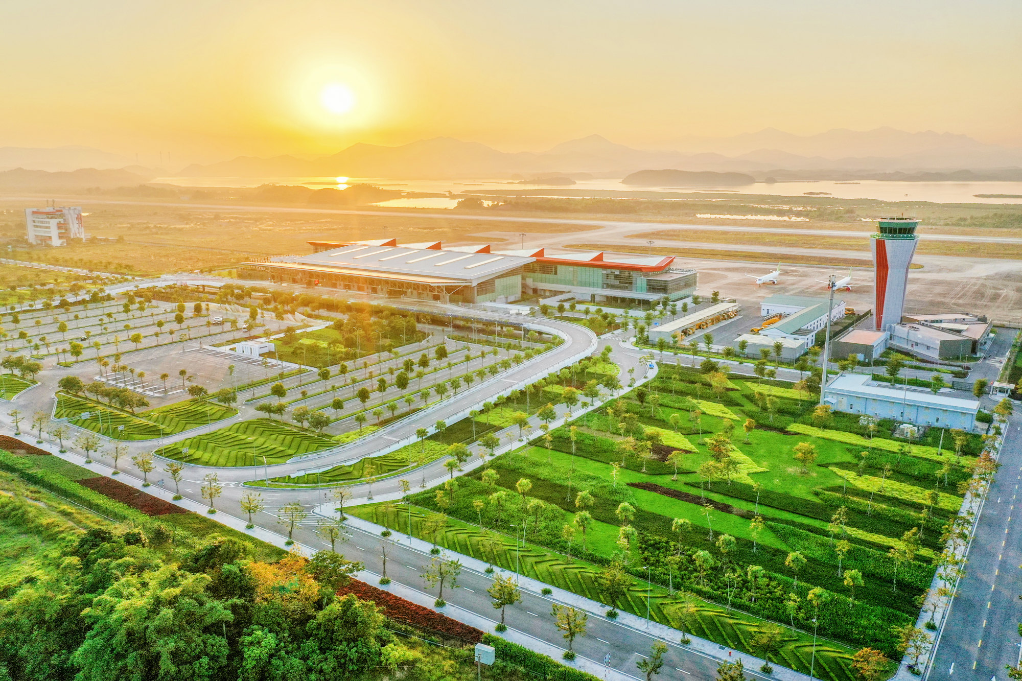 3 hòn đảo có sân bay ở Việt Nam: Nơi là thiên đường nghỉ dưỡng, nơi có đường cao tốc, nơi thu hơn 3.000 tỷ mỗi năm nhờ du lịch - Ảnh 1